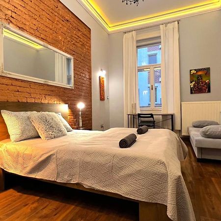 V6 Apartment By Small Home Boedapest Buitenkant foto