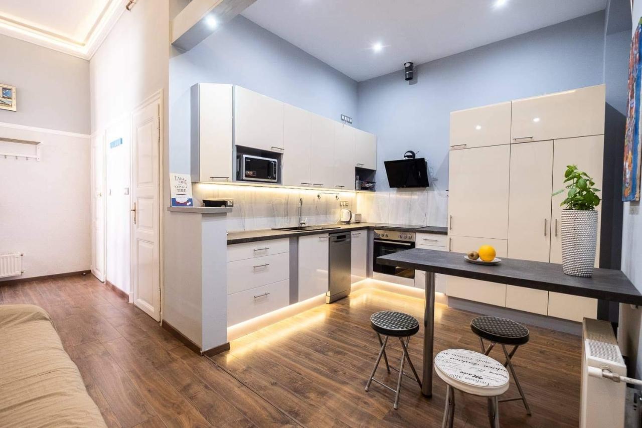 V6 Apartment By Small Home Boedapest Buitenkant foto